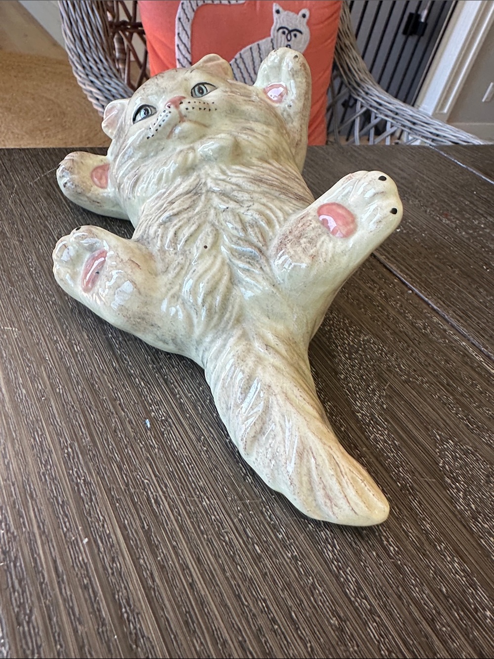 Vintage collectible Cream Ceramic Cat Figurine with Pink Paw Accents 9x5 - Picture 3 of 6